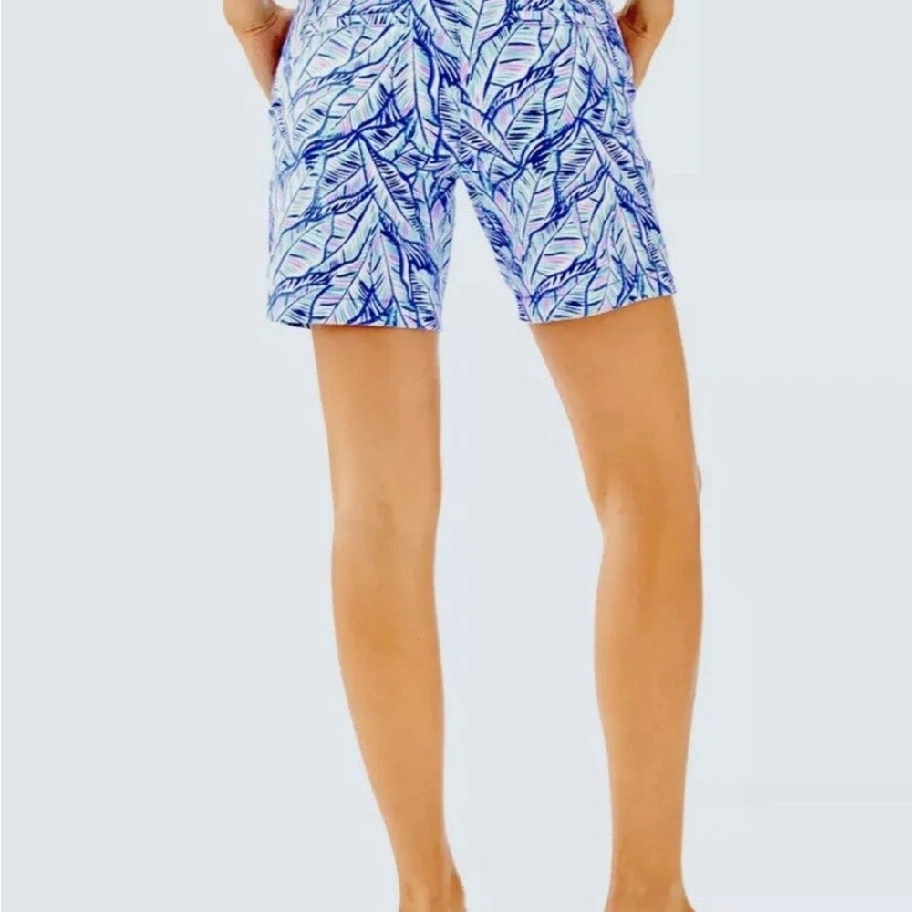 Lilly Pulitzer Jayne Shorts 7” in Bennet Blue Let’s Mango print - Picture 3 of 3